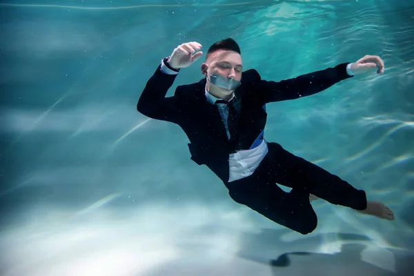 Netter Erfolgreicher Junger Geschäftsmann Mit Seinem Unter Wasser Geklebten Mund — Stockfoto