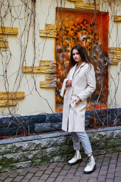 Μοντέρνο Νεαρή Όμορφη Κομψή Γυναίκα Λευκό Παλτό Περπάτημα Στο Δρόμο — Φωτογραφία Αρχείου