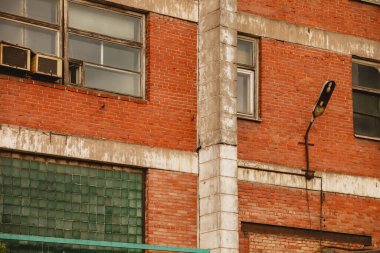 Birkaç penceresi ve tavanı olan eski bir endüstriyel binanın kırmızı tuğlalı dış cephesi. Endüstriyel Vakıf, çatı katının klasik etkisine sahip ilhamı. Cephe kavramı telif hakkı alanı ile çalışır