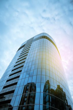Modern tarzda camdan ve betondan yapılmış gökdelenler. Metropolis 'in iş bölgesinde bir binanın mimarisi. Ekonomi, Finans ve Girişimcilik Konsepti. Telif Hakkı Boşluğu