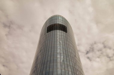 Modern tarzda camdan ve betondan yapılmış gökdelenler. Metropolis 'in iş bölgesinde bir binanın mimarisi. Ekonomi, Finans ve Girişimcilik Konsepti. Telif Hakkı Boşluğu