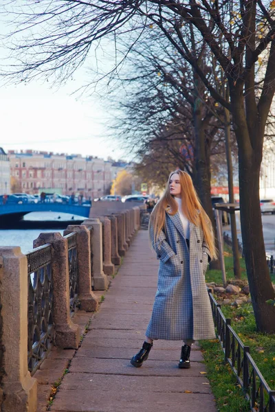 Moda Joven Hermosa Mujer Con Estilo Abrigo Gris Caminando Por — Foto de Stock