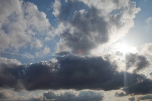 蓝天中的云彩 蓝天白云 蓬松的云彩 背景性质 纹理积雨云漂浮在蓝天上 位置为横幅 网站题词或标志 复制空间 — 图库照片