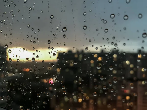 배경에 창문틀에 빗방울이 빗방울의 자연적 유리에는 쏟아지는 빗방울이 떨어지고 있습니다 — 스톡 사진