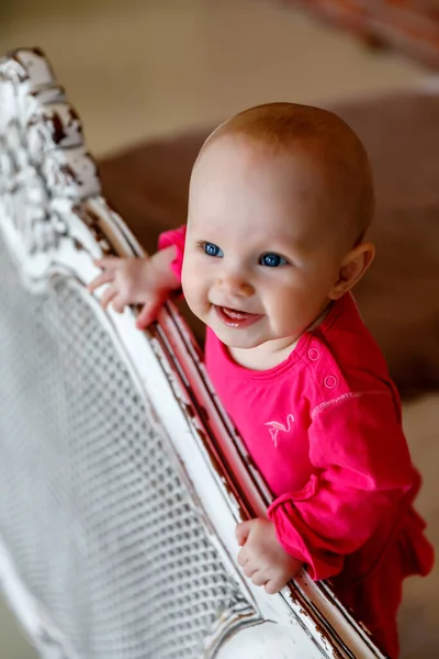 Menina Bonito Feliz Olhos Azuis Meses Idade Vestido Vermelho Brilhante — Fotografia de Stock