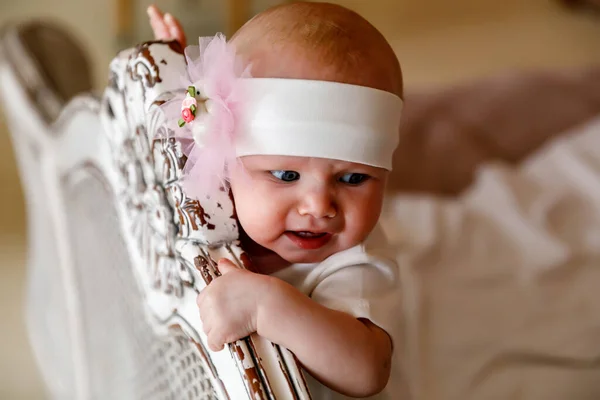 Menina Bonito Feliz Olhos Azuis Meses Idade Cabeça Branca Cabeceira — Fotografia de Stock