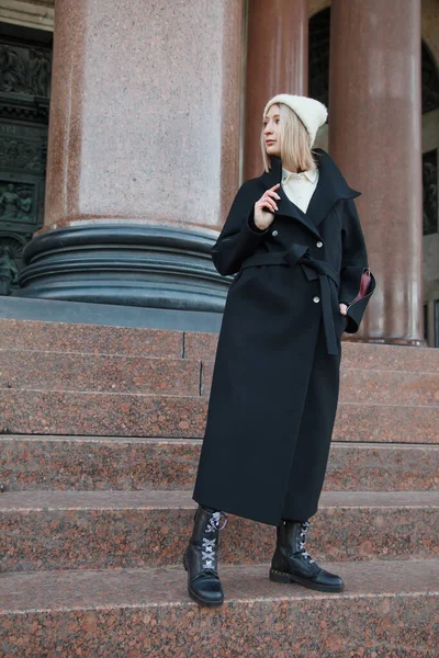 Moda Joven Hermosa Mujer Con Estilo Abrigo Negro Caminando Por — Foto de Stock