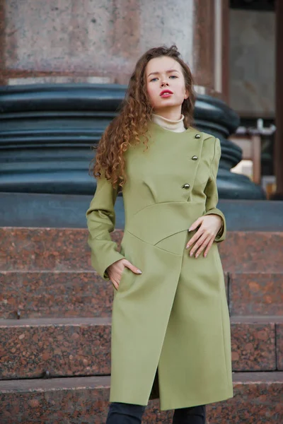 Moda Joven Hermosa Mujer Con Estilo Abrigo Verde Caminando Por — Foto de Stock