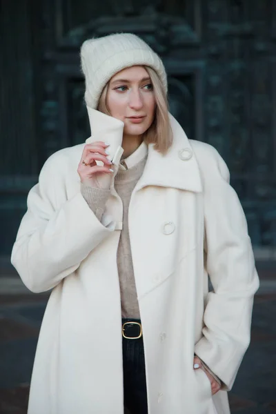 Jeune Femme Élégante Mode Manteau Blanc Marchant Dans Rue Tendance — Photo