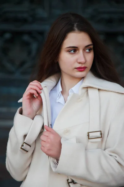 Модна Молода Красива Стильна Жінка Білому Пальто Йде Вулиці Осінній — стокове фото