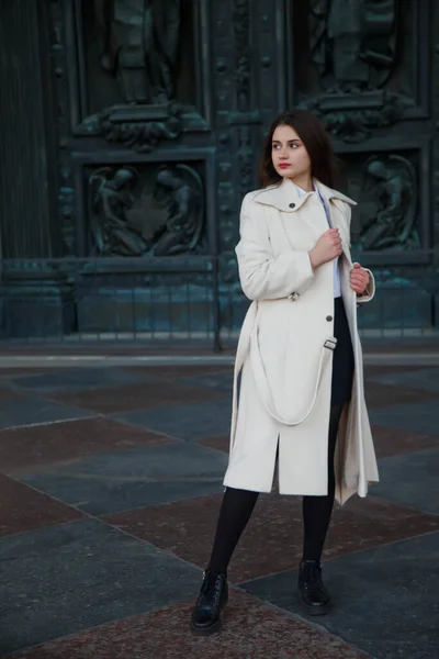 Moda Joven Hermosa Mujer Con Estilo Abrigo Blanco Caminando Por — Foto de Stock