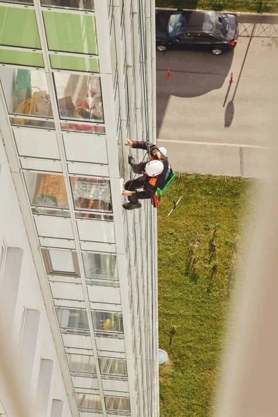 Industrial Mountaineering Worker Hangs Residential Building While Washing Exterior Facade — Stock Photo, Image