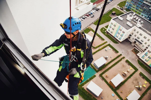 Industrial Mountaineering Worker Hangs Residential Building While Washing Exterior Facade — Stock Photo, Image