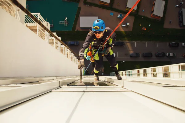 Operaio Alpinista Industriale Penzola Sopra Edificio Residenziale Durante Lavaggio Vetri — Foto Stock