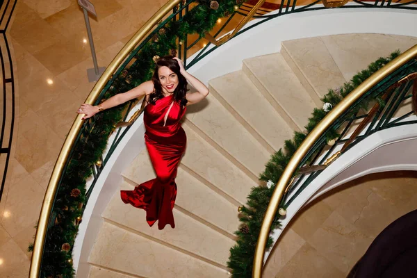 Młoda Kobieta Czerwonej Długiej Sukience Schodach Urządzone Boże Narodzenie Lub — Zdjęcie stockowe