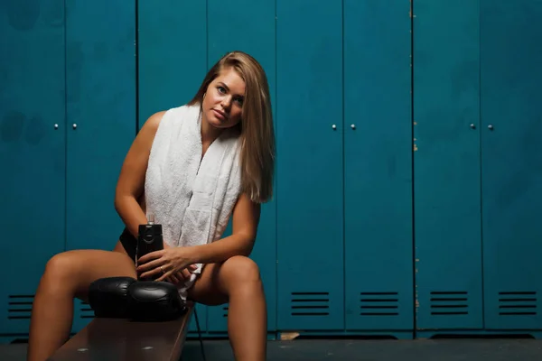 Mooie Jonge Vrouw Met Een Atletische Figuur Met Waterfles Kleedkamer — Stockfoto