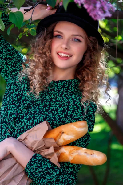 Hübsches Mädchen Französischen Stil Mit Baguette Der Hand Und Flieder — Stockfoto