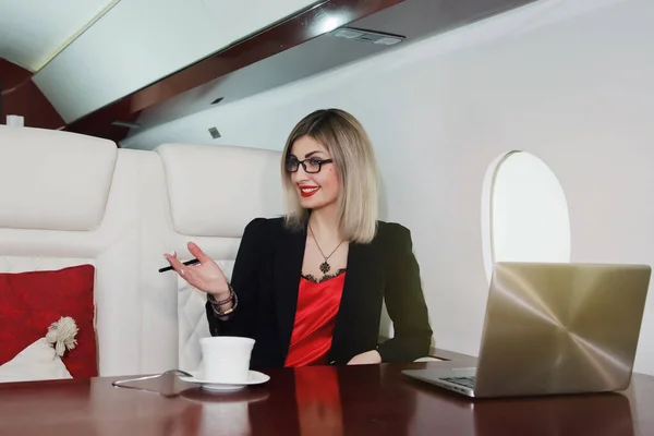 Nette Junge Geschäftsfrau Die Privatjet Laptop Arbeitet Geschäftsfrau Flugzeug Auf — Stockfoto