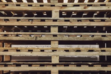 Endüstriyel ve ulaşım için depoda kullanılmış ahşap paletler var. Yığınla Avrupa tipi kargo paleti. Ahşap paletin arka planı. Mal depolama ve depolama kavramı. Boşluğu kopyala