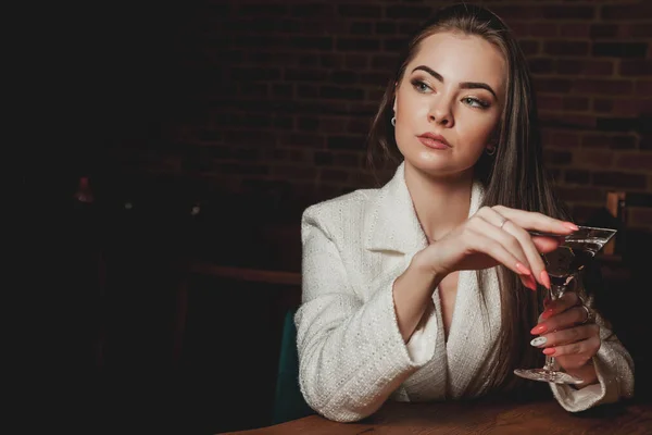 Femme Sexy Élégante Avec Verre Martini Table Dans Restaurant Fond — Photo