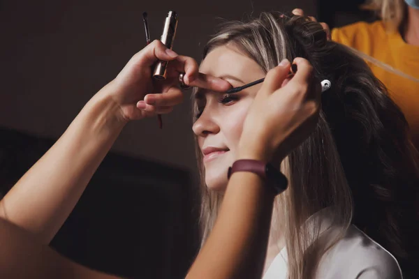 Maquillaje Artista Hizo Maquillaje Boda Para Novia Linda Mujer Joven — Foto de Stock