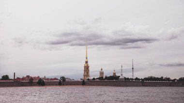Peter ve Paul kalesinin ve Neva nehrinin gündüz manzarası. Saint Petersburg 'un merkezinin eşsiz şehir manzarası. Merkezi tarihi manzara şehri. Rusya 'nın en iyi turistik yerleri. Rusya İmparatorluğunun başkenti