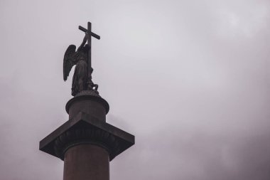 Alexander sütununun tepesinde, sarayın arka planında karanlık gökyüzünün. Eşsiz şehir peyzaj merkezi St Petersburg. Merkezi tarihi manzara şehri. Rusya 'da turistik yerler. Rusya İmparatorluğunun başkenti