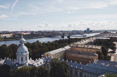 Çan kulesinden Smolny Katedrali 'nin çaprazlı görüntüsü. Benzersiz şehir peyzaj merkezi Saint Petersburg. Merkezi tarihi manzara şehri. Rusya 'nın en iyi turistik yerleri. Rusya İmparatorluğunun başkenti