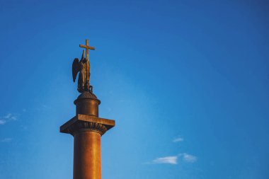 İskender 'in sütununun tepesinde, sarayın arka planında mavi gökyüzünün. Eşsiz şehir peyzaj merkezi St Petersburg. Merkezi tarihi manzara şehri. Rusya 'da turistik yerler. Rusya İmparatorluğunun başkenti