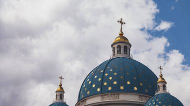 Yıldızlı kubbelerin görüntüsü güneş gününde Trinity Katedrali 'nin rengidir. Benzersiz şehir peyzaj merkezi Saint Petersburg. Merkezi tarihi manzara şehri. Rusya 'nın en iyi turistik yerleri. Rusya İmparatorluğunun başkenti