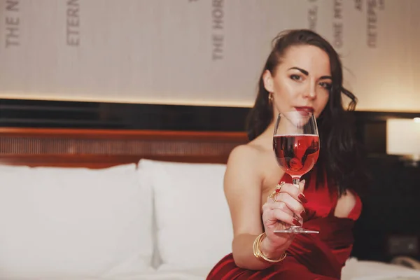 Велична Молода Брюнетка Пропонує Вино Честь Дня Святого Валентина Готельній — стокове фото