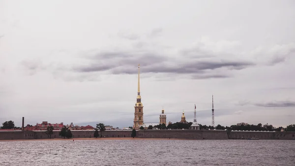 Вид Петропавловскую Крепость Неву Днем Уникальный Городской Пейзаж Центра Санкт — стоковое фото