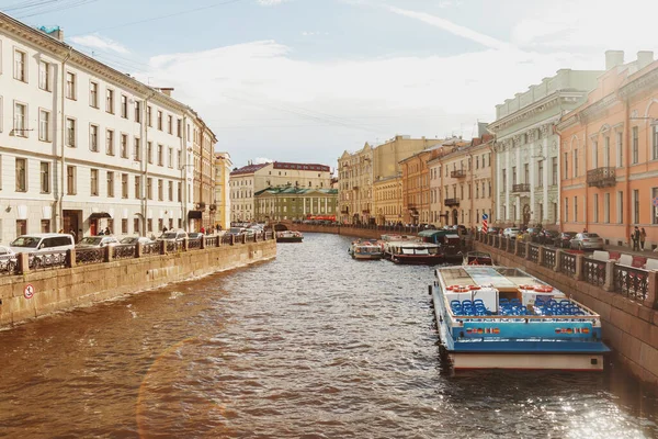 太陽の日にMoika川の運河堤防を表示します サンクトペテルブルクの中心部のユニークな都市景観 中央歴史観光都市 ロシアでトップの観光地 首都ロシア帝国 — ストック写真