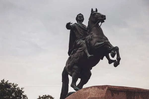 Bronzen Ruitermonument Neva Rivierdijk Bewolkte Dag Uniek Stedelijk Landschapscentrum Sint — Stockfoto