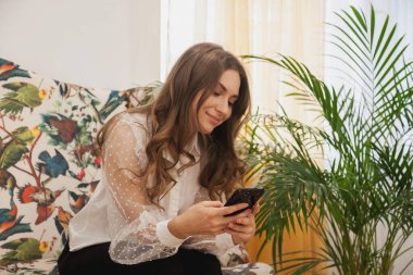Hüzünlü bir duygu genç kadın bekleme odasında sırasını bekliyor. Kanepede oturan bir kadın ilgisizlikten rahatsız olur. Enstitü ve hastanede uzun süre bekleme kavramı. Seçici odaklanma. Boşluğu kopyala