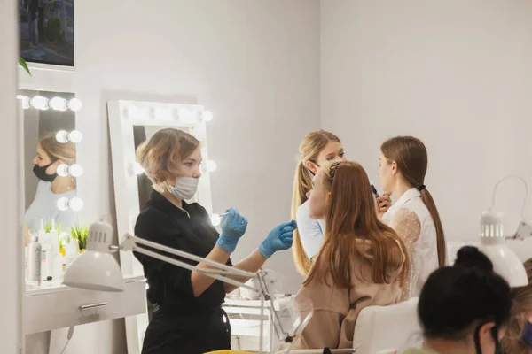Makeupartister Utgör Unga Kvinnor Skönhetssalong Kundservice Det Inre Rummet För — Stockfoto