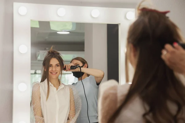 Cabeleireiro Faz Penteado Bonito Mulher Bonita Salão Beleza Atendimento Cliente — Fotografia de Stock