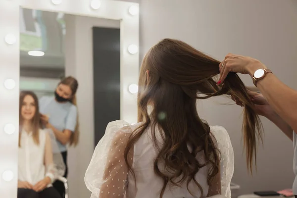 Cabeleireiro Faz Penteado Bonito Mulher Bonita Salão Beleza Atendimento Cliente — Fotografia de Stock