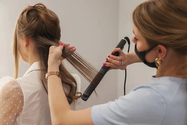 理发师在美容院里做发型可爱可爱的年轻女子 客房的客户服务创造了一个惊人的形象 工作发型创建向导 概念风格 满足感 复制空间 — 图库照片