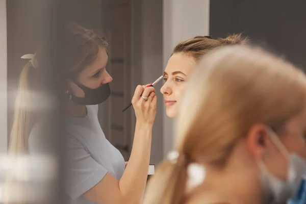 Artista Maquiagem Feminina Compõe Bonito Jovem Salão Beleza Atendimento Cliente — Fotografia de Stock