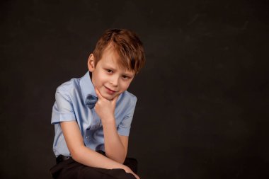 Şüphe kavramı, tetikte olmak ve düşünceli olmak. Bir düşüneyim. Kafası karışmış ve yüzünde ciddi bir ifade olan anaokulu çocuğunun portresi, çenesinde eli olan çocuk düşünceleri, şüpheleri, doğru seçimi. Boşluğu kopyala