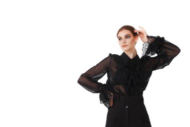 Beyaz izole edilmiş arka planda siyah şık bluz giyen şık, genç bir iş kadını reklamı. Moda elbiseli bir kadın poz veriyor. Tarz, moda, güzellik ve hedeflerin başarısı kavramı