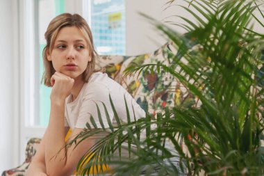 Hüzünlü bir duygu genç kadın bekleme odasında sırasını bekliyor. Kanepede oturan bir kadın ilgisizlikten rahatsız olur. Enstitü ve hastanede uzun süre bekleme kavramı. Seçici odaklanma. Boşluğu kopyala