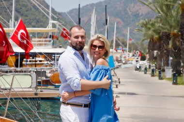 Sevgi dolu bir çift, hindi bayraklarıyla lüks yatlarla dolmuş balayının tadını çıkarıyor. Romantik yolculuktaki mutlu aşıklar yaz tatilinde iyi eğlenceler. Romantizm ve rahatlama kavramı