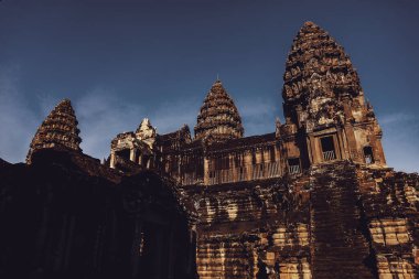 Angkor Wat tapınağının taş kalıntıları en büyük dini anıt ve UNESCO Dünya Mirası Alanı. Taş duvar resimleri ve heykelleri olan antik Khmer mimarisi. Siem Reap, Kamboçya 'ya inanılmaz bir yolculuk