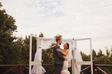 Gelin ve damat İrlanda usulü köy evinde düğün töreni. Evlilik gününde mutlu bir çift genç aile. Mutlu kadın ve şirin damat. Evlilik kayıt bürosu ve lüks evlilik kavramı