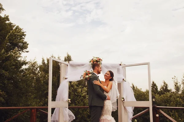 Gelin ve damat İrlanda usulü köy evinde düğün töreni. Evlilik gününde mutlu bir çift genç aile. Mutlu kadın ve şirin damat. Evlilik kayıt bürosu ve lüks evlilik kavramı