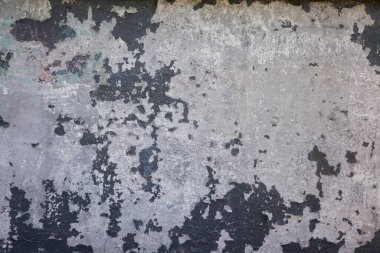 Yatay boş grunge arka planında çatlak boyalı bir yüzeyi olan eski beyaz bir sıva duvar. Poster ya da site tasarımı için endüstriyel vintage yapı. Yenileme konsepti. Boşluğu kopyala