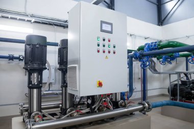 Su pompası istasyonu ve boru hattında tanklar var. Çatışma görevleri için yüksek basınçlı su sağlamak amacıyla endüstriyel bir odada. Binadaki insanlara içme suyu sağlamak için fıskiye boruları ve kontrol sistemi