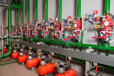 Su pompasının, vanaların, basınç göstergelerinin, makine dairesinin içindeki motorların endüstriyel içleri. Endüstriyel bir odada valf ve pompalar. Kentsel modern güçlü boru hatları ve pompalar, otomatik kontrol sistemleri
